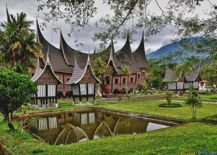 8 Keunikan Rumah Gadang Minangkabau, Tahan Gempa! | Blog Ruparupa