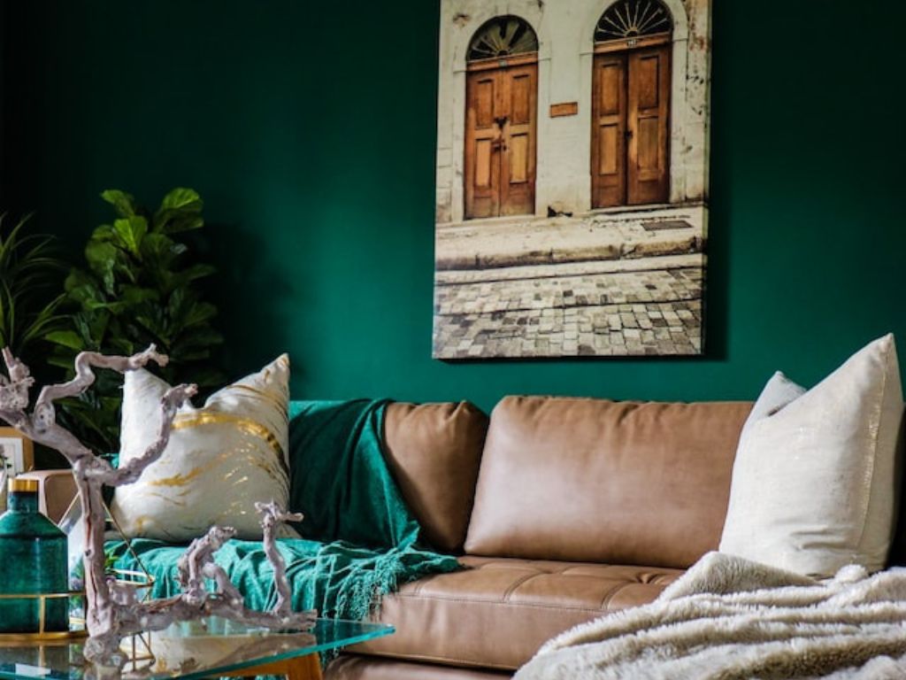 warna cat hijau sofa cokelat