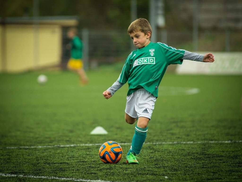 5 Cara Ajarkan Anak Bermain Sepak Bola Sejak Dini
