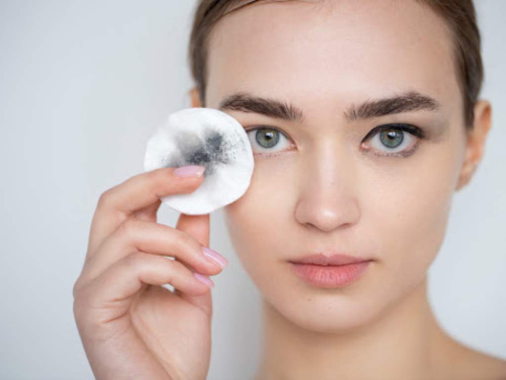 cara membersihkan wajah micellar water